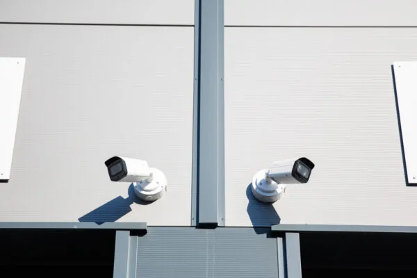 Twee beveiligingscamera's gemonteerd op de gevel van een modern industrieel pand aan de Laan van s-Gravenmade.